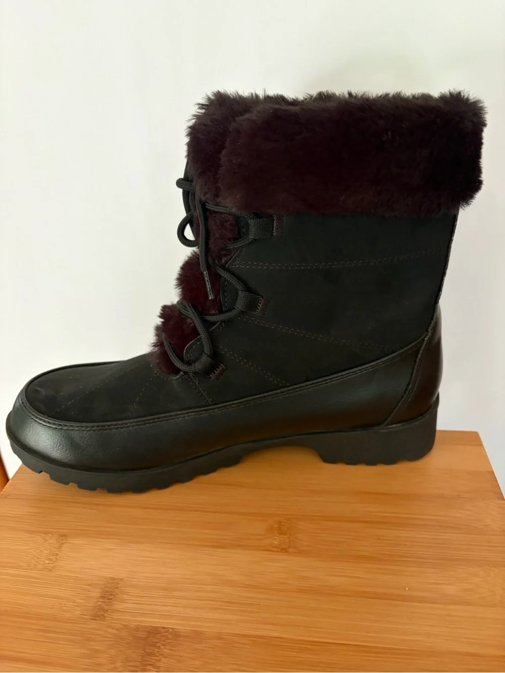 JBU Women's Colorado 9M Black Winter Faux Fur-Lined Lace-Up Boots. Memory Foam